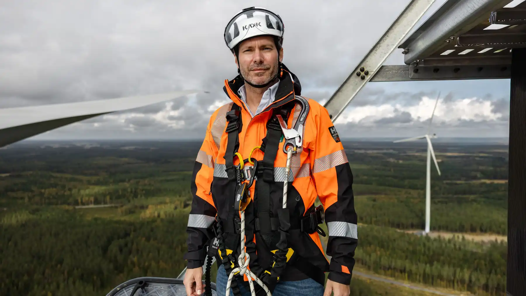 On location. Staffan Söderholm, portföljförvaltare på United Bankers-fonden UB Renewable Energy på plats vid en vindkraftspark i Finland. Foto: Pressbild